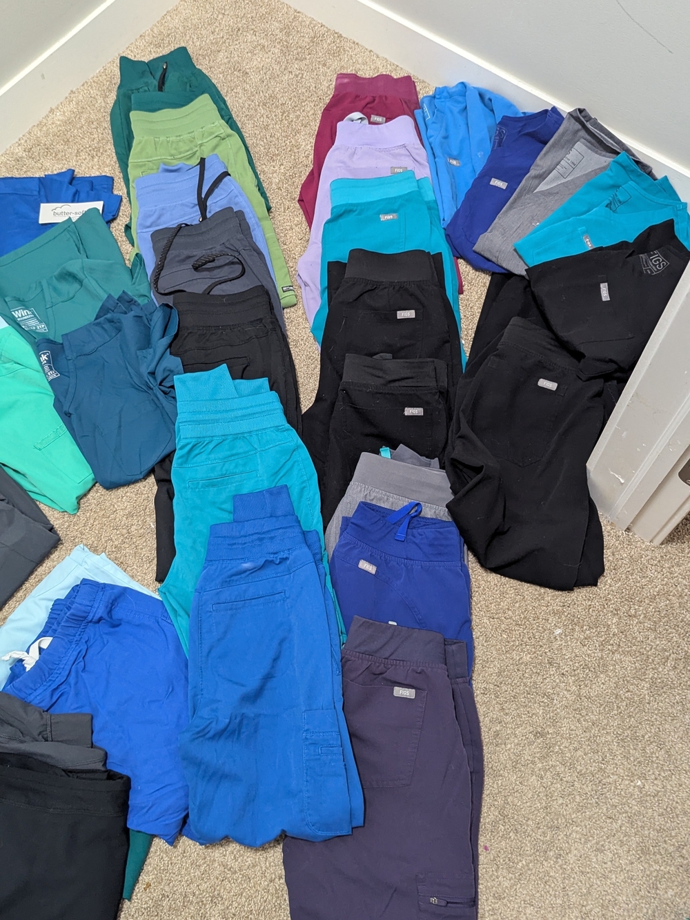 TONS OF GENTLY USED/NWT GREYS AND FIGS SCRUBS! XS/XXST!MONEY MAKING OPPORTUNITY!